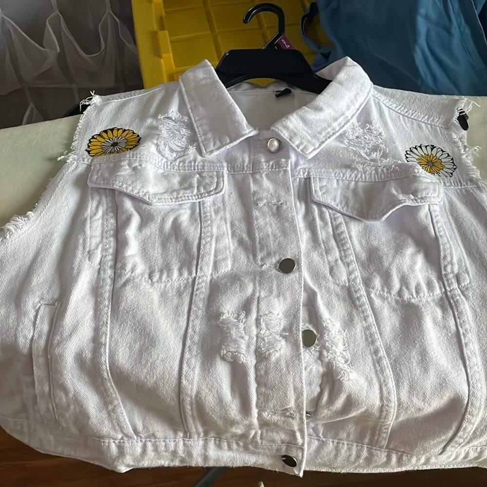 New upcycled ladies white jeans size 3XL. Pit to pit is 26”. Length is 19”.
